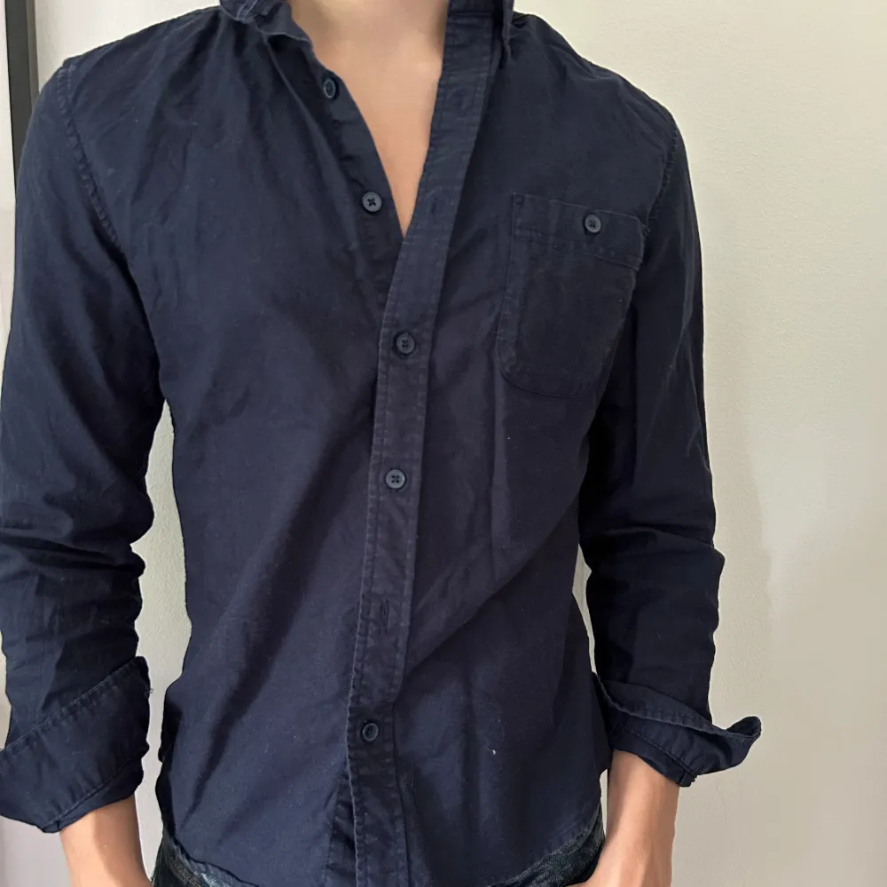 En väldigt fin marinblå skjorta i storlek S, skjortan är slim fit och väldigt fint skick knappast använd. . Skjortor.