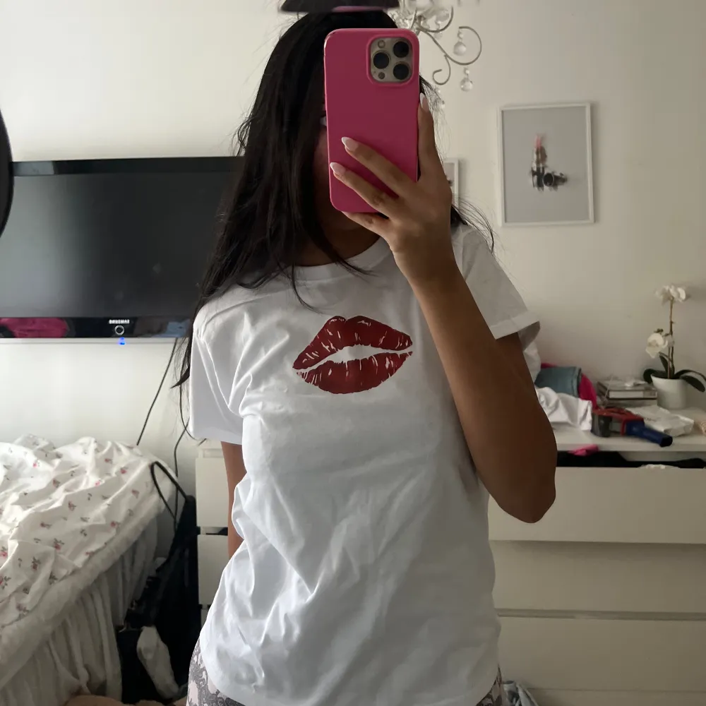 Kissmark tshirt. Storleken är 140 cm jag på bilden är storlek S som referens . Aldrig använd helt ny. T-shirts.