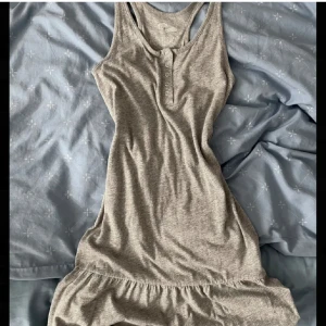 Grå klänning - En ljusgrå klänning med tre knappar upptill och volang nedtill, från H&M - svårt att läsa av storleken då en del av texten försvunnit vid tvätten men den är iaf köpt på stora barnavdelningen och passar XS!💓