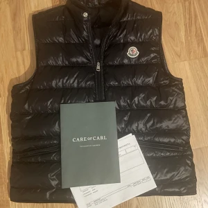 Moncler väst - Säljer nu min Moncler väst då jag ska köpa en storlek större. Skick 8/10 liten defekt på ryggen men märks knappt(kom privat för bild) såklart äkta, kvitto följes med vid köp🙌2022 modell - storlek 3(L) köpt från care of Carl🤩
