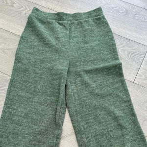 Vida gröna byxor - ZARA  - Säljer dessa vida gröna byxor i mjukt material. Storlek S. Väldigt gott skick då de bara använts en gång 