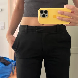 Lågmidjade kostymbyxor - Lågmidjade svarta assnygga kortymbyxor med bootcut