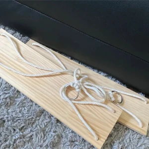 Hyllor - Man får 2 st hyllor för priset, inga märken på dem och nästan oanvända. Säljer dem då jag inte har plats för dem i mitt rum längre. Jag lade ett mobilskal i storlek 11 som man kan jämföra storleken med.