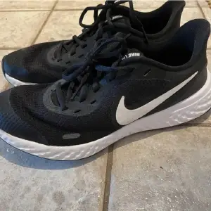 Nike skor i stl.39 knappt använda.🌸
