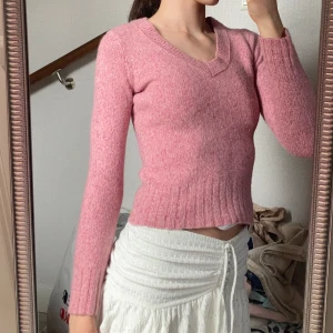 Stickad tröja - Rosa stickad tröja som har små glittriga trådar i sig. Använd max 2 gånger och den är som ny! Köpt från märket ESPRIT💞