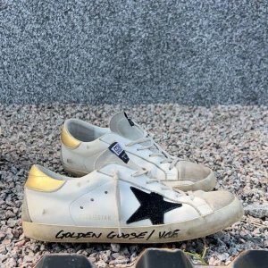 Golden Goose skor  - Säljer nu dessa asfeta Golden goosen. I 8,5/10 skick. 