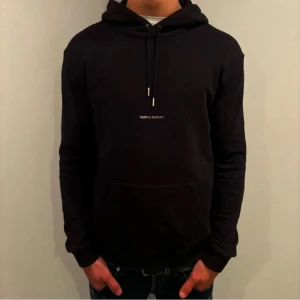 Saint Laurent hoodie - Säljer min saint Laurent hoodie i storlek L (passar M). Modellen på bilden är 180. Självklart äkta. Nypris är ungefär 10 000, mitt pris 1999