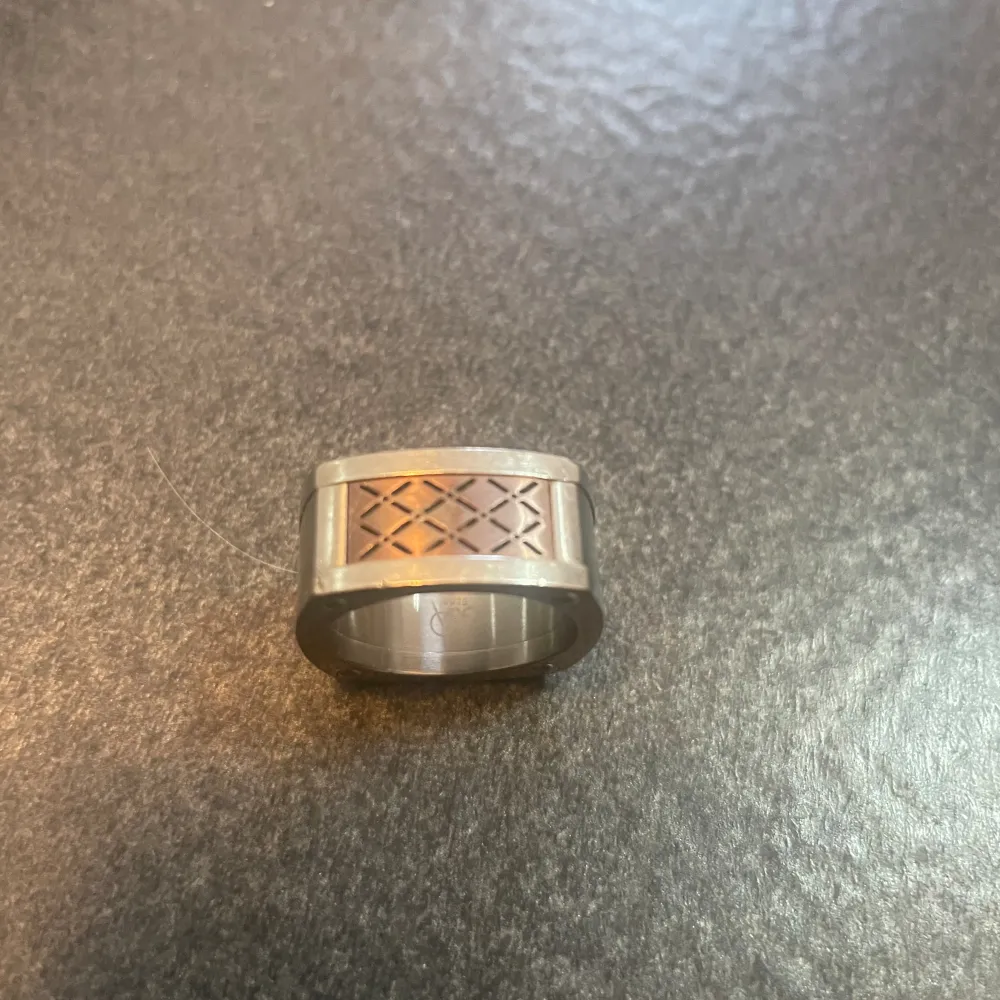Silver ring i stainless steel. Insidans diameter är 17mm.. Accessoarer.