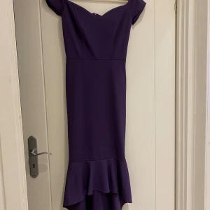 Klänning  - Jätte fin fest klänning som sitter som en smäck på kroppen. Klänningen har använts 2 gånger och är i nytt skick. Jätte fin att ha till fester, bröllop ect. Den är inte kort<3