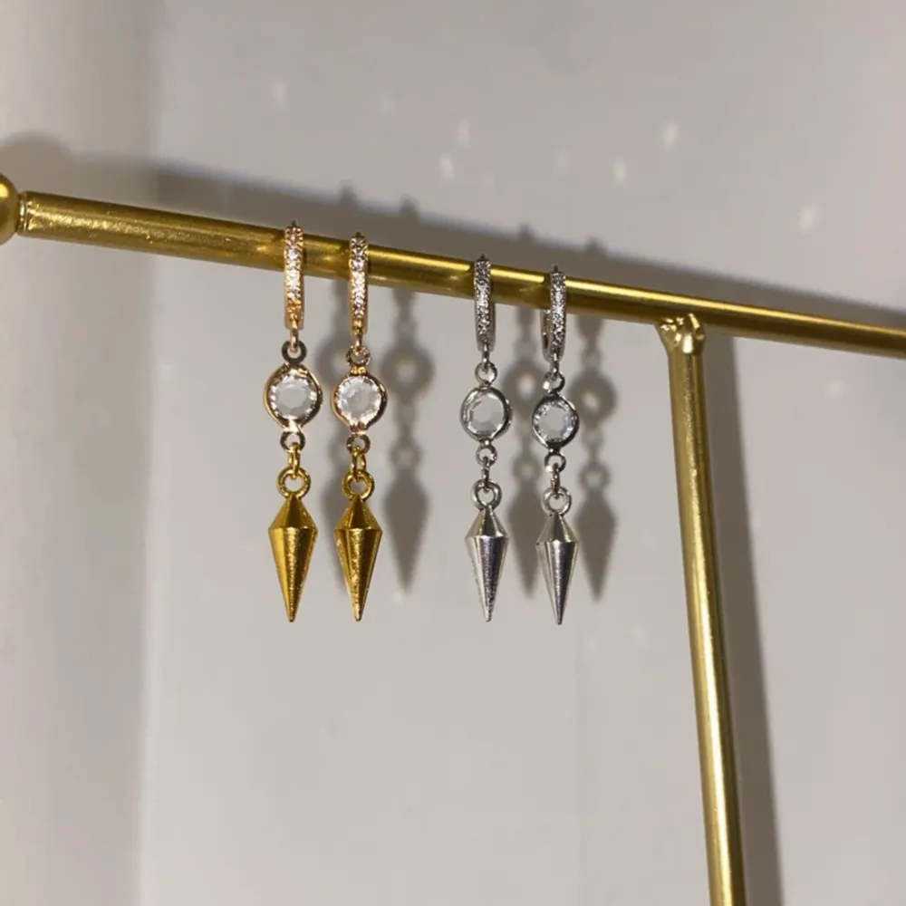 Jättefina örhängen i rostfritt stål och zinklegering 💓Modell ”Blanca” finns i både guld och silver . Accessoarer.