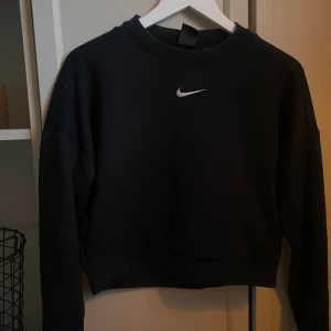 Sweatshirt med öppen rygg - Sweatshirt från Nike med öppen rygg, passar till både träning och vardags!