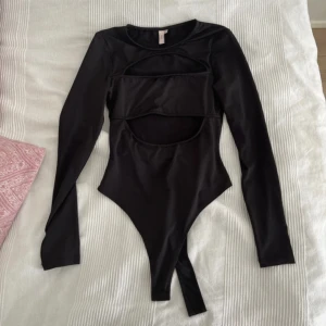 Cut out body - Snygg body från Nelly, endast använd en gång!