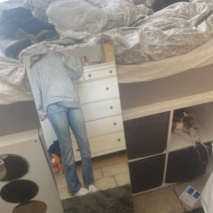 Low waist flare jeans - Säljer ett par supersöta lågmidjade flare jeans då de är för små på mig, de är från Kappahl i storlek 170 men skulle säga att de passar någon på runt 160 som har xs, har jättesöta bakfickor🫶