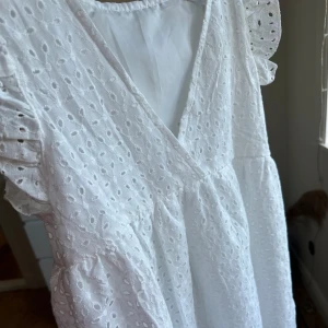 Vit sommarklänning - Säljer då den inte passade helt riktigt, super fin och helt hel och inga fläckar och även oandvänd, skriv om frågor eller annat finns🤍 (står inte någon storlek i men sitter som S)