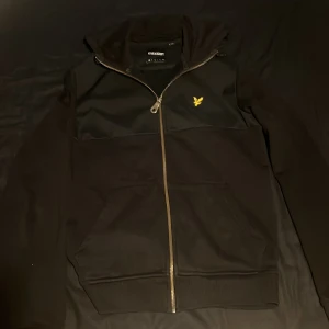 Lyle&scott zip up tröja - Den är i storlek xs funkar nog bra på s också, den är i bra skick köpte den för en semester men har inte kommit till mycket andvändning sen dess.