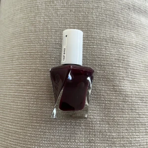 Nagellack från Essie - Nagellack från Essie i färgen ”Model clicks”. Jättefin vinröd färg. Endast testad 💓nypris 159 kr.