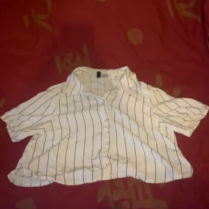 Top från hm 50kr - Top från hm nypris är ~90kr mitt pris är 50kr. Oanvänt bara legat i en garderob i storlek SX och är jätte fin som kort shorta över en annan top!