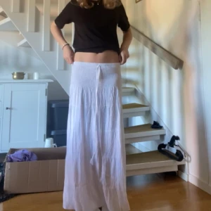 långkjol  - vit långkjol från Italien🇮🇹 längd: 84 cm. Endast använd fåtal gånger, inga defekter. Skriv om du har några frågor annars är det bara att trycka på köp nu🫶🏼