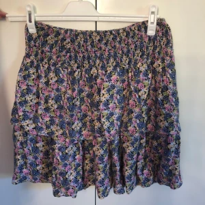 Kjol - Säljer denna somriga volang kjol med  blommigt mönster! 🌸