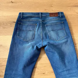 Säljer ett par feta mörkblå Tiger of Sweden jeans.  Storlek W31 L32 Skick 9/10 Tveka inte på att höra av dig!