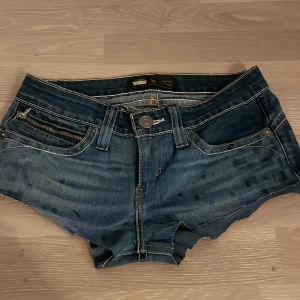Låg midjade Shorts - Säljer ett par låg midjade shorts!  De var i original ett par jeans men jag klippte de till shorts så måttet är inte perfekt!!❤️
