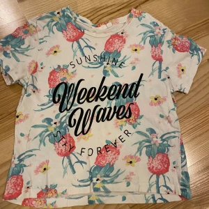 T-shirt strl 134/140 - Kolla gärna in mina andra annonser för samfrakt. Jag säljer mycket barnkläder just nu. Katt finns i hemmet (allergivänlig ras). Jag är väldigt mån om mina köpare. Skulle du vara missnöjd med ditt köp så ta gärna kontakt med mig innan dåligt omdöme, s