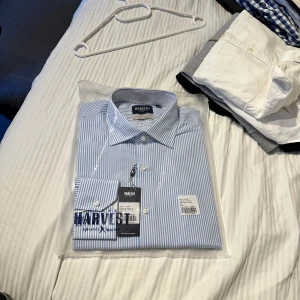 Helt ny skjorta - Säljer kläder åt farsan för han rensar garderoben. Säljer en helt ny schysst skjorta från James Harvest Sportswear. Skicket är helt nytt eftersom den aldrig är använd. Hör av dig vid frågor! Pris kan diskuteras vid snabb affär😊