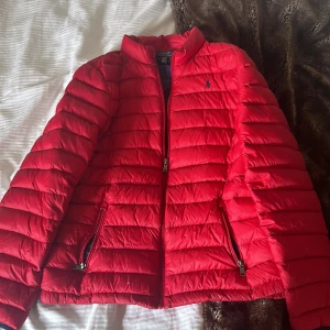 Polo Ralph Lauren röd jacka - Säljer denna snygga Ralph Lauren jackan i färgen röd. Bra skick men har en defekt som det finns bild på. Pris inte satt i sten.