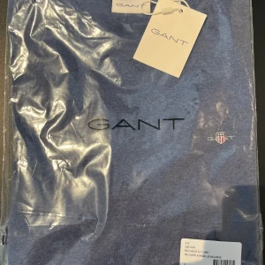 Gant T-shirt - Säljer nu en sprillans ny gant t-shirt då jag beställde fel storlek.  T-shirten är endast testad en gång och är i storlek S. Var inte rädd att fårga något!