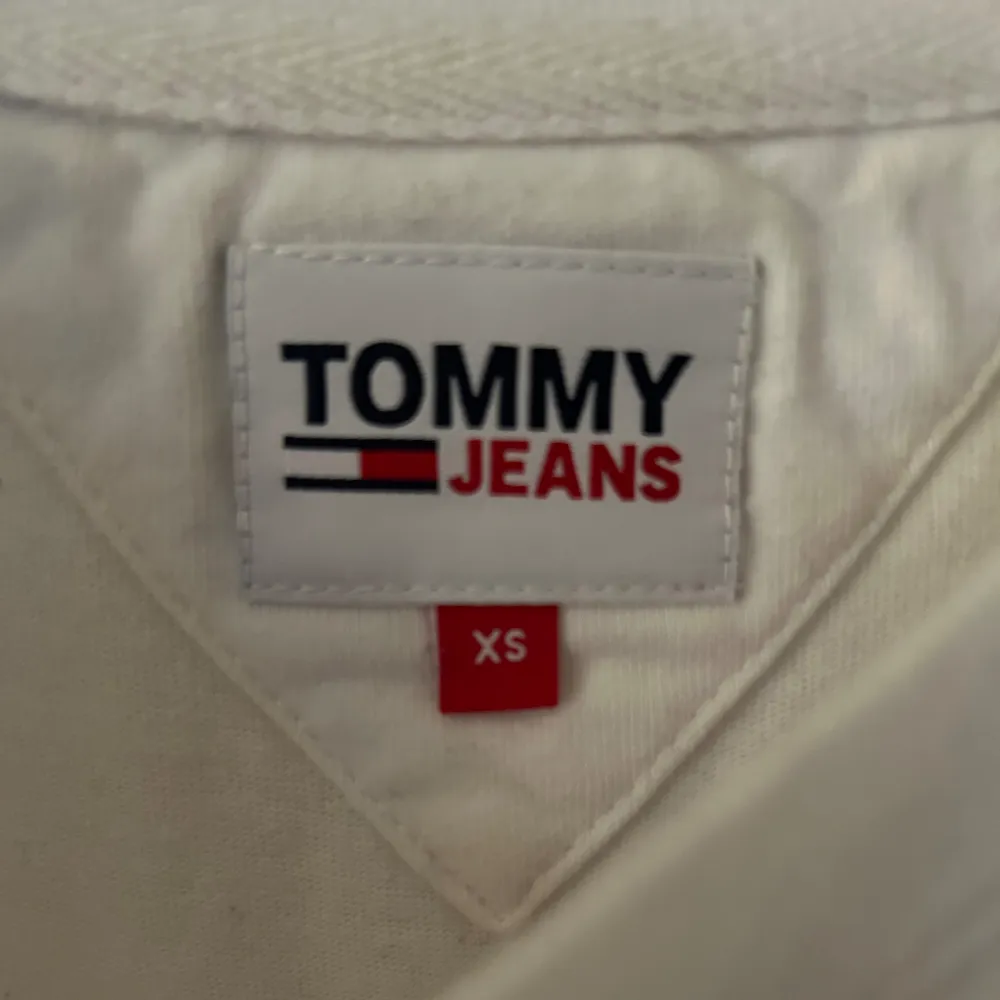 Tommy Jeans t-shirt med lång ärm. Vit  Strl. XS. Nyskick (knappt använd).  Kommer från ett djur och rökfritt hem. . T-shirts.