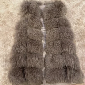 Pälsväst  - Jättefin helt oanvänd pälsväst, passar en xs-m🩷