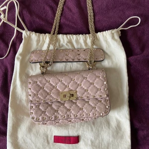 Valentino Garavani rockstund  - Säljer min valentino Garavani rockstund spole folder top shoulfer väska . Äkta , kvitto finns , ingen kartong bara dustbag köptes i VVMH LUXERY i kuala lumpur . Har massa fler bilder ! Höjd : 11,5 cm Bredd : 21,5cm Djup : 6,5 Handtag : 7,5 cm Rem : 6