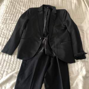 Hej, säljer denna feta svarta kostym. Kavajen är från SMOG och byxorna från Tailor Store. Storleken är XS och skulle rekommendera till folk runt 160-170. Bra för skolavslutning, student, fest, middag osv! Säljer för 125kr men det kan ftf diskuteras.
