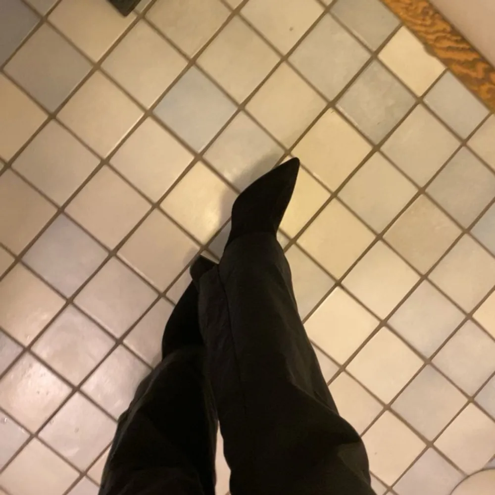 Bra skick knappt använda hade nån identitetskris. Kengät.