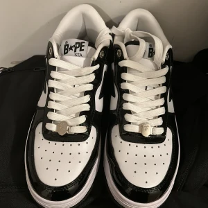 Bapesta skor - Fettsnygga och stilrena bapesta skor i storlek 42,5, vid funderingar eller fler bilder kom privat. Priset går att diskutera.