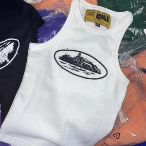 Cortiez tank top / linne - Säljer mitt vita Cortiez linne som är köpt vid drop på deras hemsida www.crtz.xyz. Denna är i storlek: XL materialet är inte så stretchigt och skulle därför säga att den passar S/M mer. Är i nytt skick. Säljer för 425kr ink frakt. 