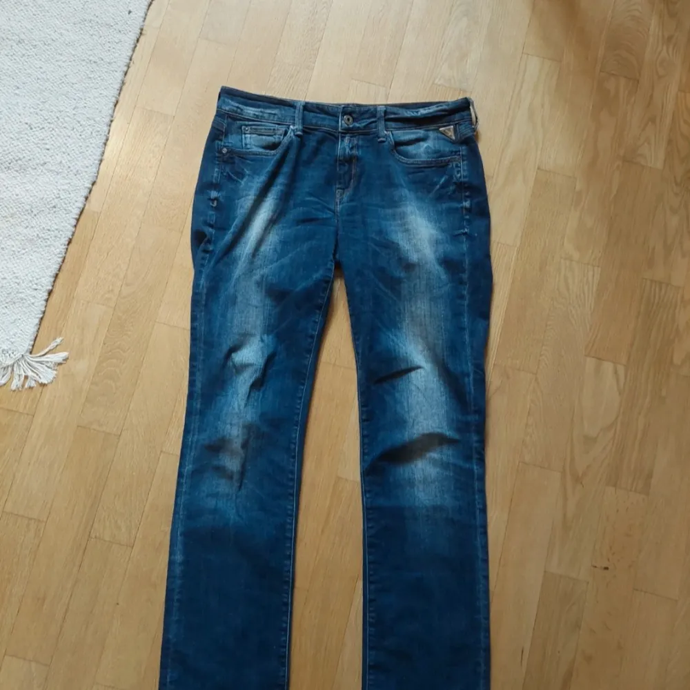 Säljer dessa snygga Replay jeansen i fint skick. Aldrig använda. Mått:  Waist- 32 Length- 32  Hör av dig om du undrar över något!🥰🥰🥰. Jeans & Byxor.