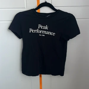 Peak t-shirt  - En jättefin tröja som tyvärr inte har kommit till någon användning och bara legat i garderoben! Är i jättebraskick och ser inte använd ut