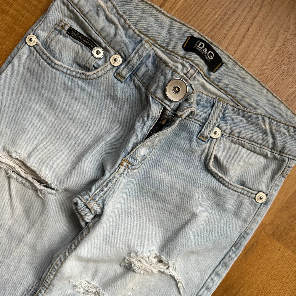 Ljusblå rippade dolce & gabbana jeans från tidigt 2000 tal, är lite bootcut på dem, mycket bra skick!!  Finns fler jeans uppe på min profil💚 Köparen betalar för frakt🚛💕. Jeans & Byxor.