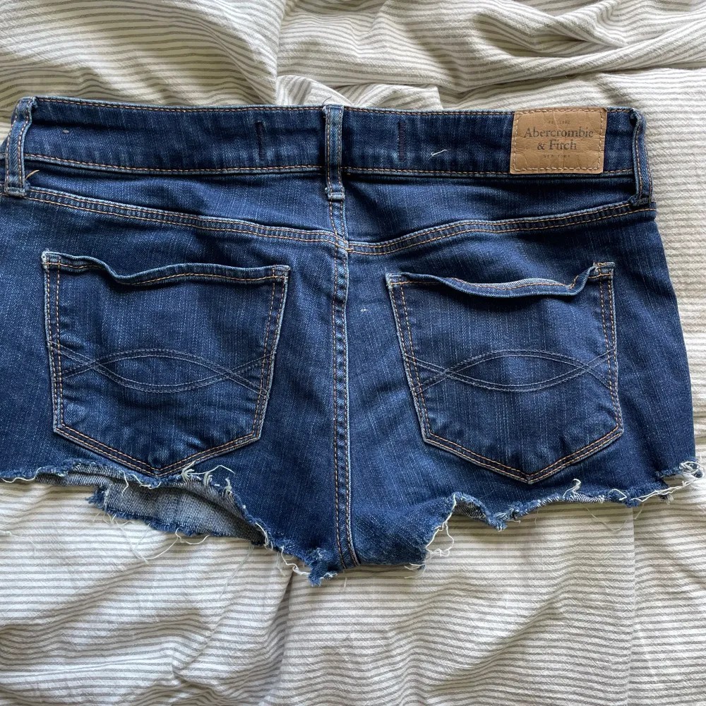 Lågmidjade jeansshorts. Säljer då de inte kommer till andvändning.  Nypris ungefär 600 💕. Shorts.