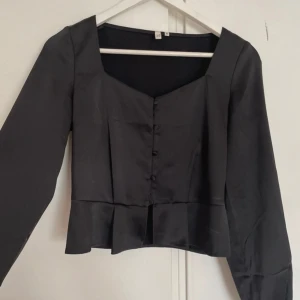 blus - söt blus saknar en knapp men de syns knappt 