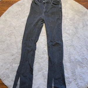 Mörkgrå slit jeans - Gråa perfect jeans från Gina med slit och coola sömmar fram 🩶
