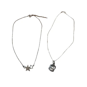 Halsband - Två supercoola silvriga halsband🩶🪩✨De saknas någon enstaka diamant på stjärnan men inget som är märkbart och annars är de båda i bra kvalitet! Köp en för 79 eller båda för 129😊 Skriv privat vid intresse eller frågor🫶🏻 