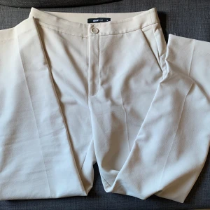 Kostymbyxor - Säljer dessa kostymbyxor då de inte kommer till användning. Har använt dem en gång.