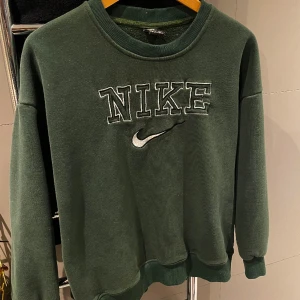 Vintage Nike Spellout Crewneck - Mörkgrön vintage sweatshirt från Nike i storlek L