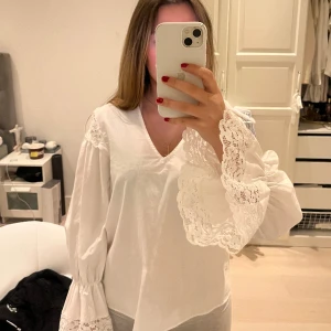 Zara blus - Zara blus med spets i ärmarna!! Kan gå ner i pris vid snabb affär 💝