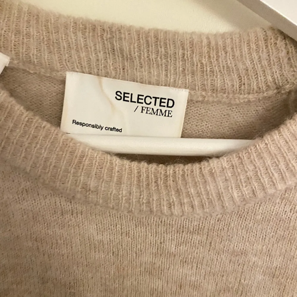 Säljer denna stickade tröja. Storlek S. Använd två gånger. Det går bra att använda ”köp nu”😊💗. Stickat.
