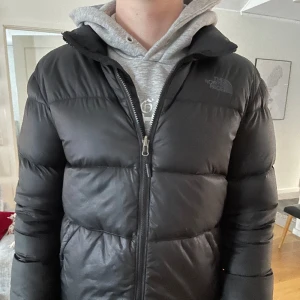 The North Face jacka - Varm och snygg dunjacka från The North Face i storlek small. Enda deffekten är en lagning på ena armen (syns inte alls vid  användning)