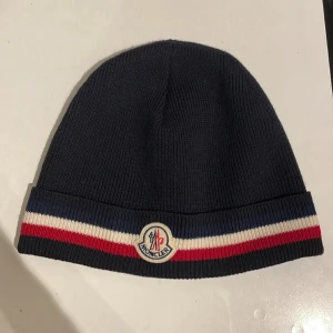 Moncler mössa - Ganska ny och fräsch såklar äkta finns ej kvitto