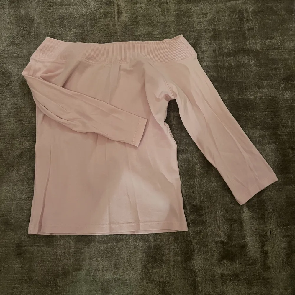Trekvartsärmad, offsholder tröja som är rosa. Inget fel på den bara att den inte längre kommer till användning.. Hoodies.